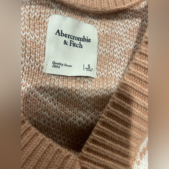Abercrombie & Fitch - Picture 4 of 4